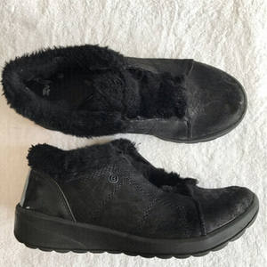 BZEES women’s golden cozy clog in black. Size 7.5.